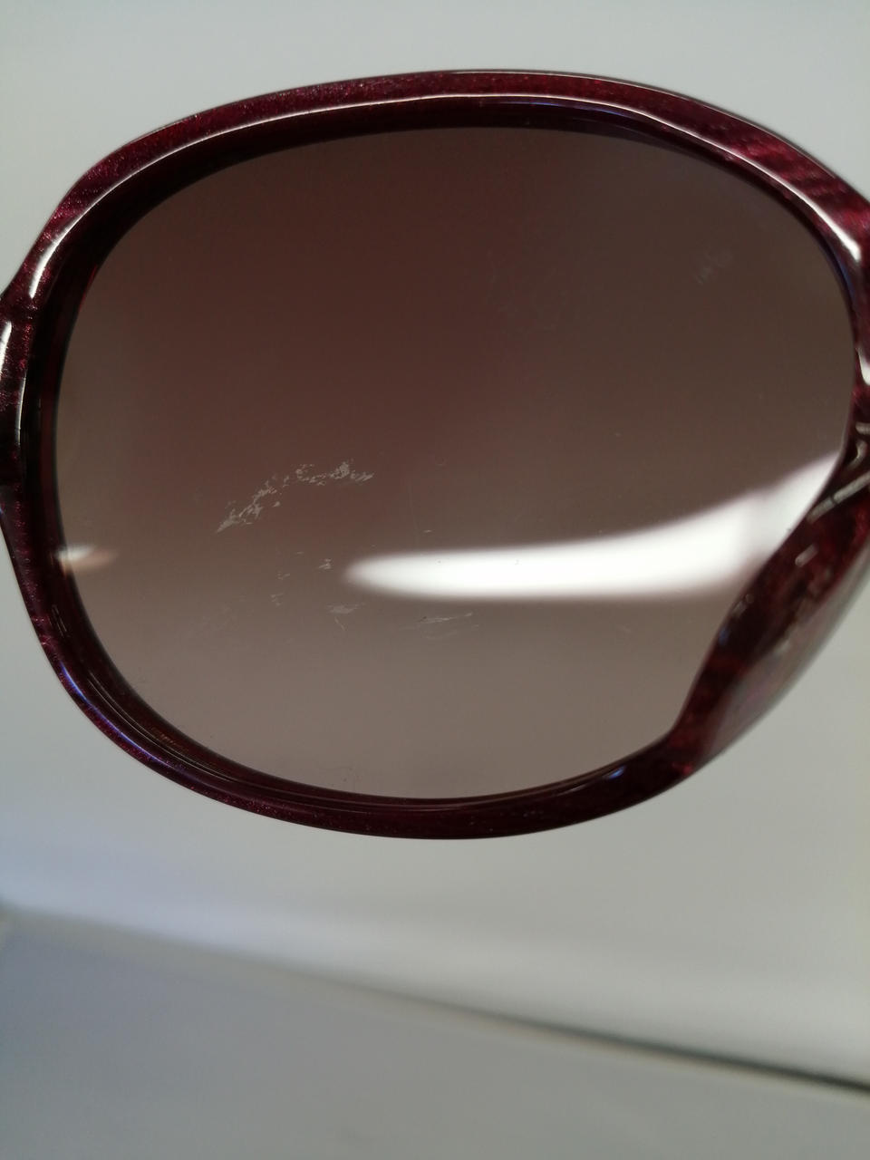 左眼側レンズ内側にキズあり。