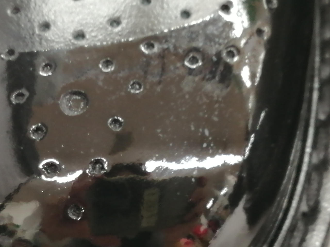 水垢の様な汚れ有り