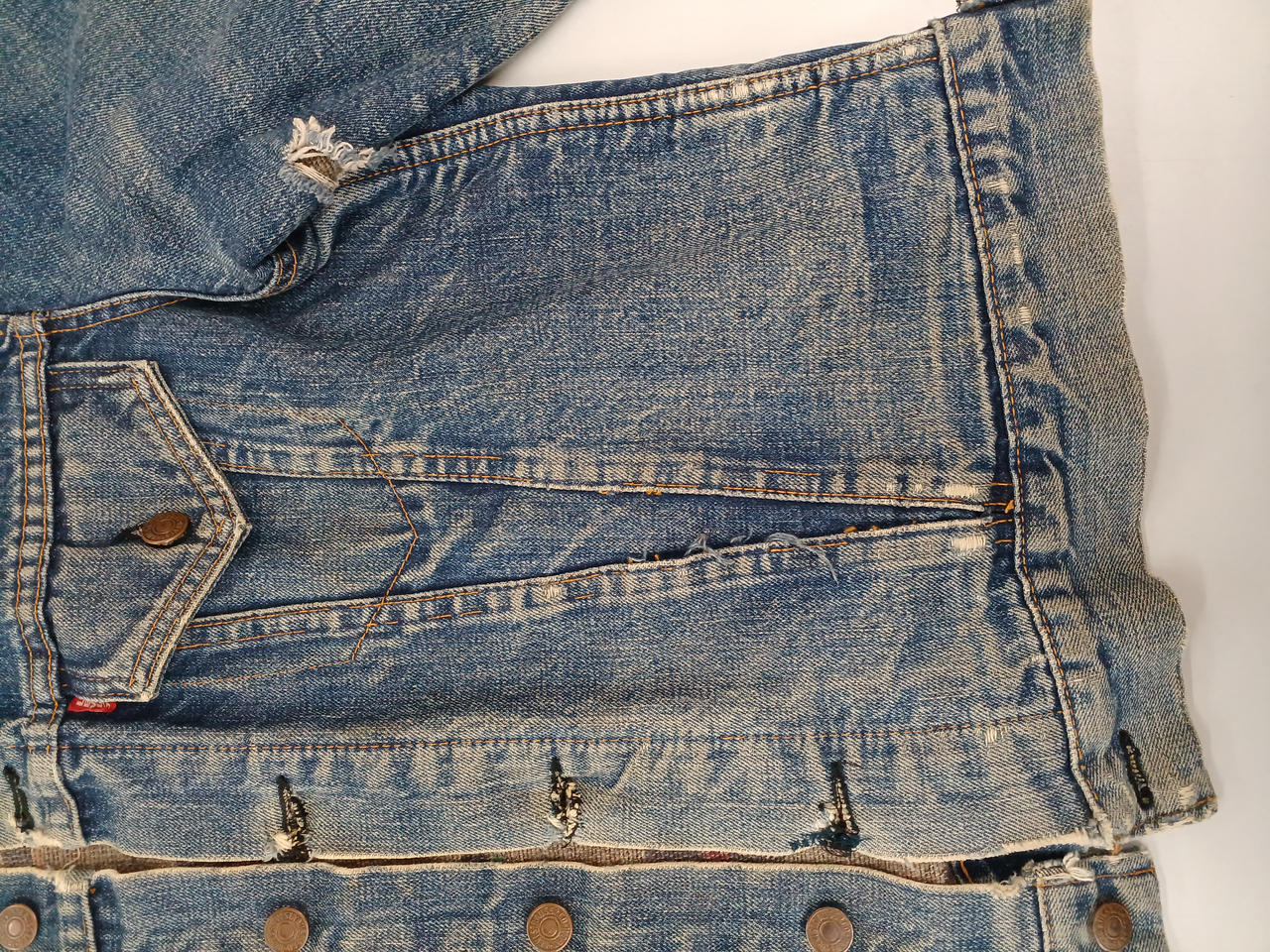 ボタン穴がちぎれ始めています