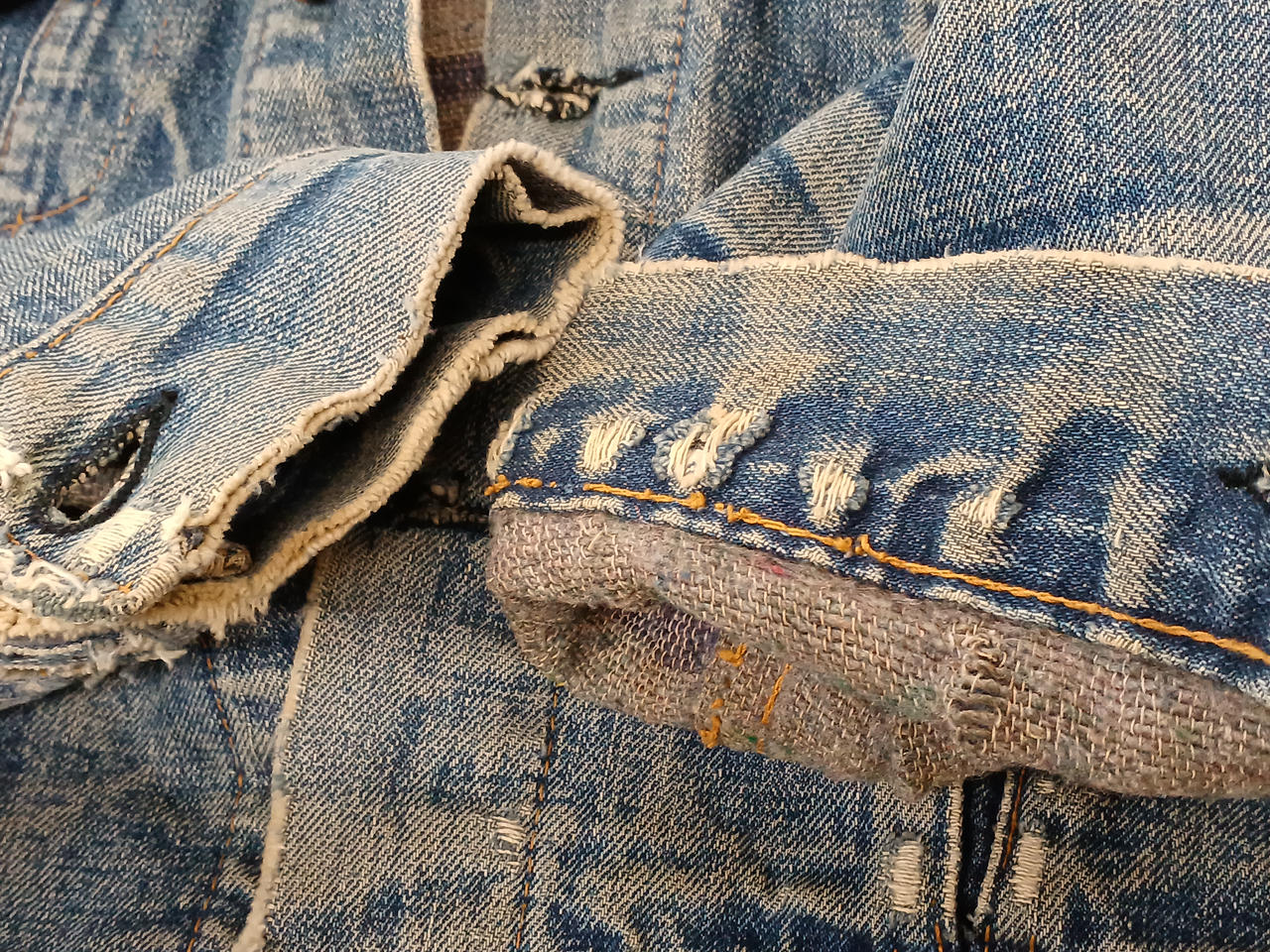 袖口が破れてます