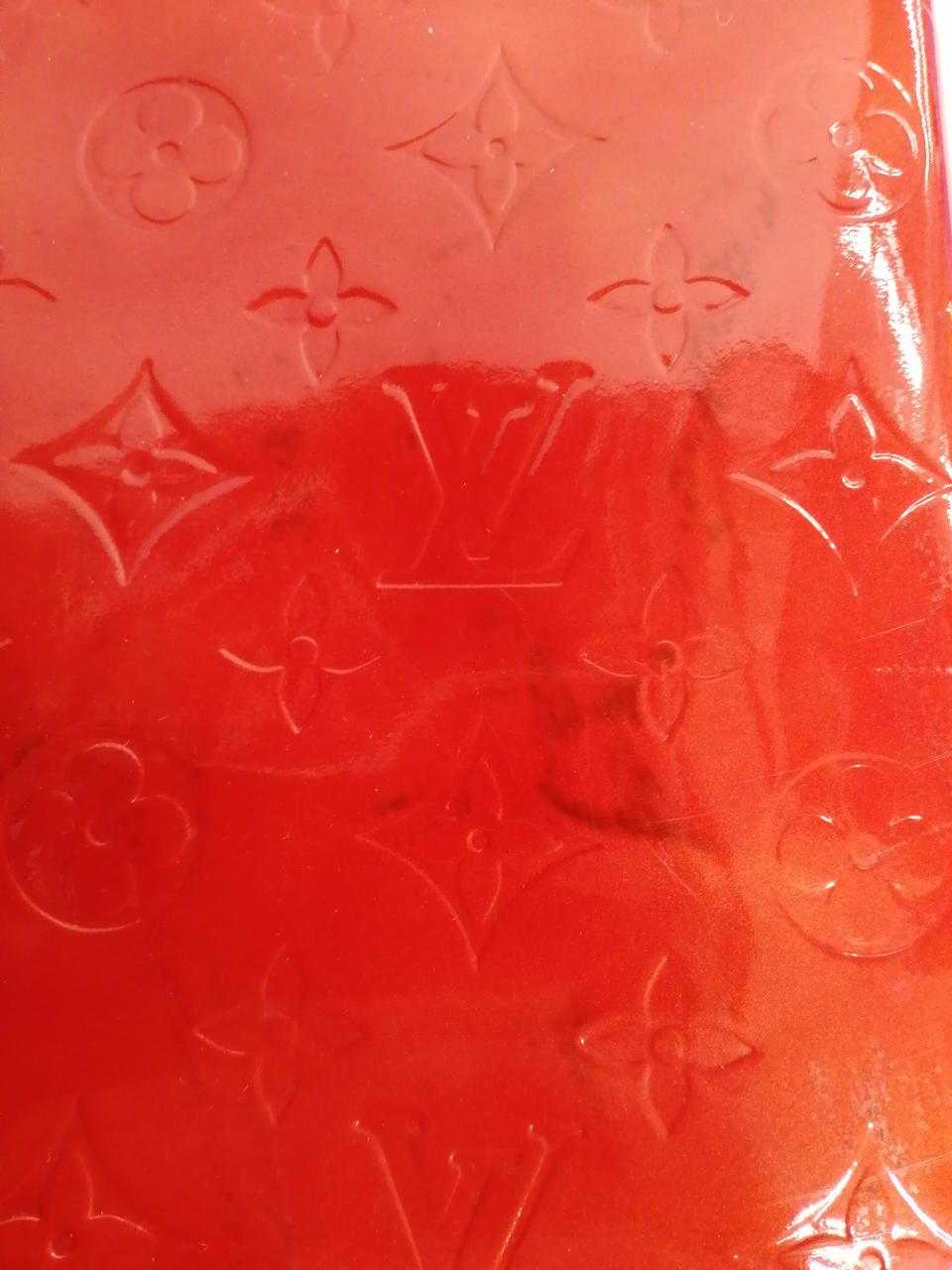 全体的に同様の黒い汚れがあります。