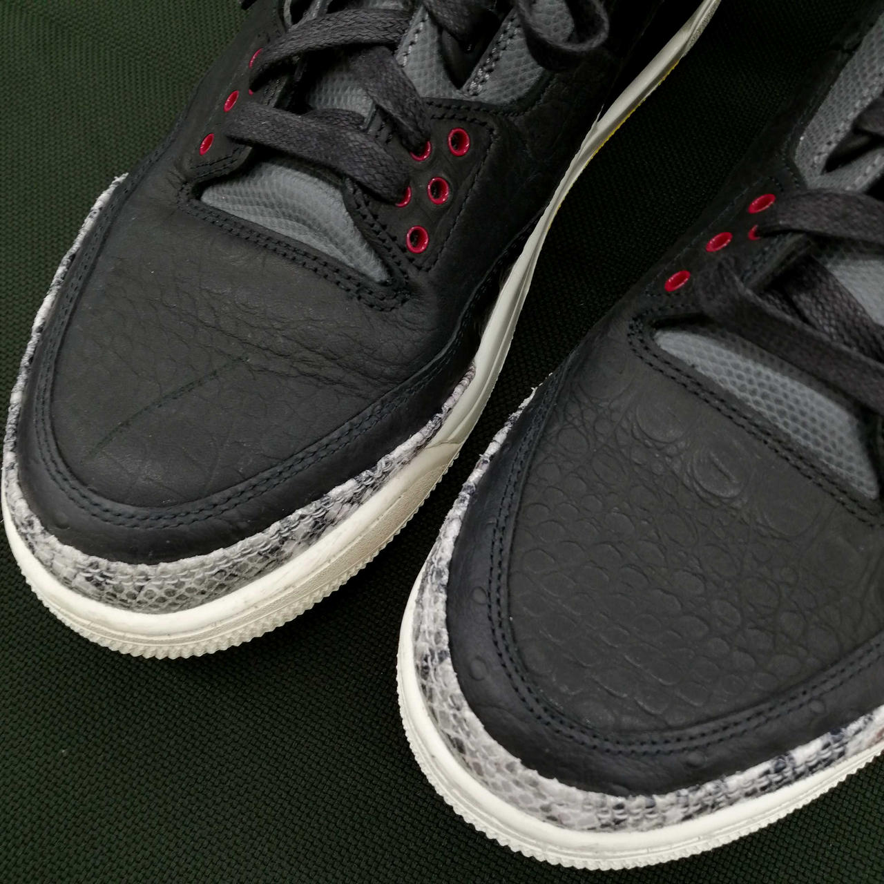 右足つま先にキズあり