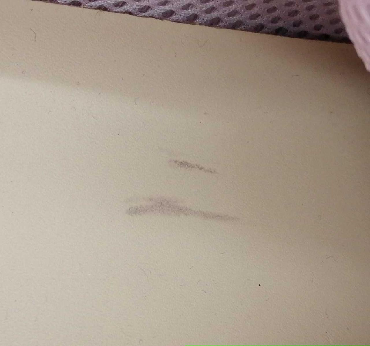 左足のインソールに汚れあり