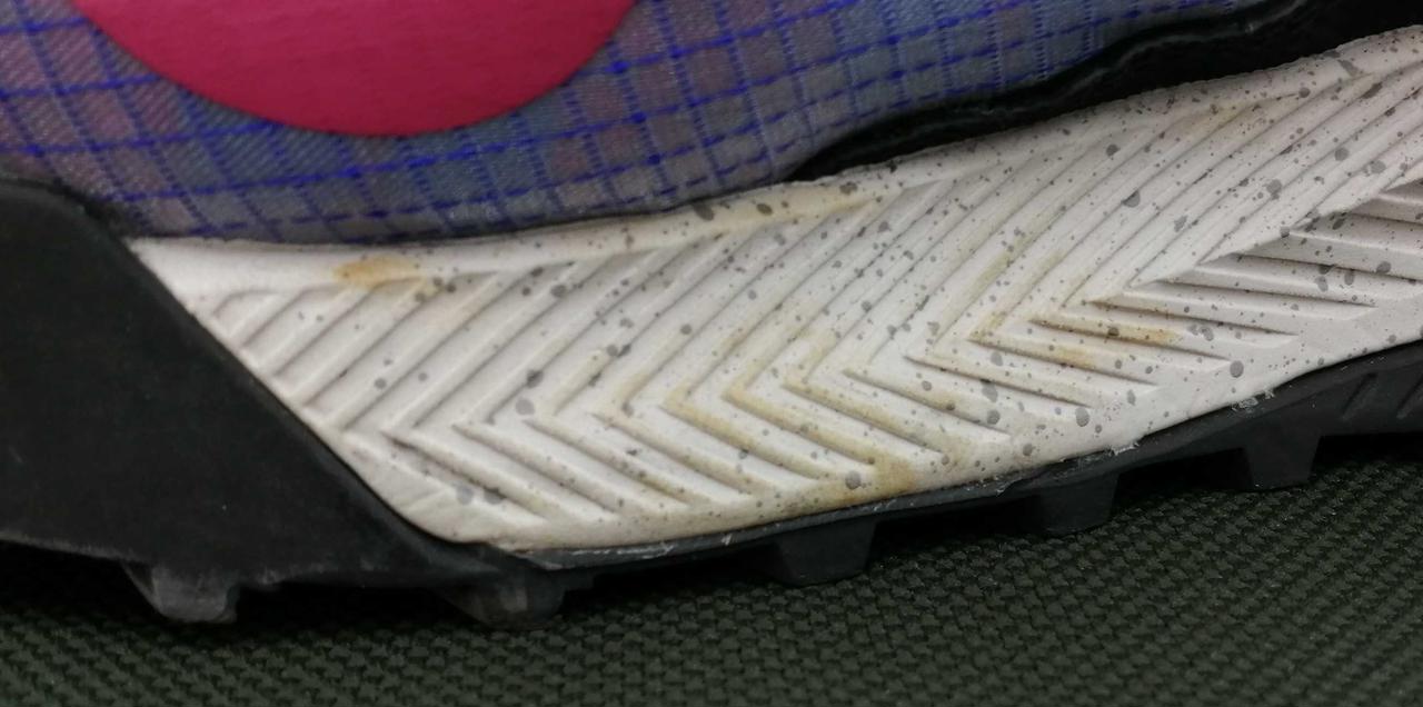 左右のソール部分に汚れあり。