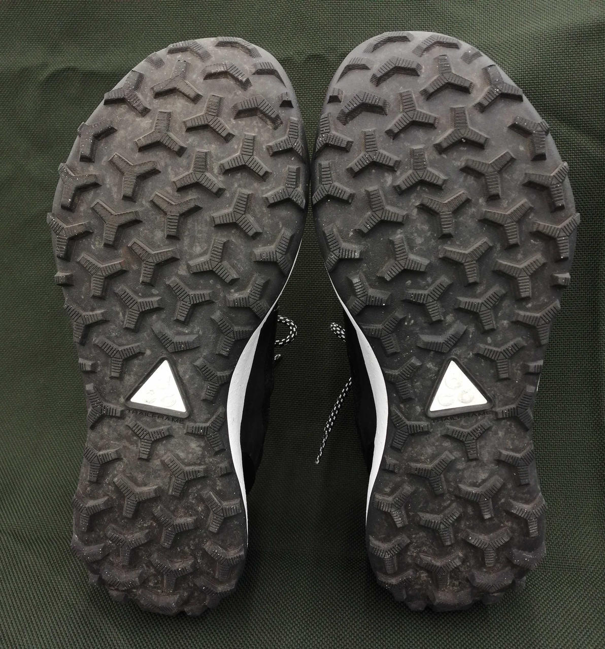 アウトソール底部分汚れあり。