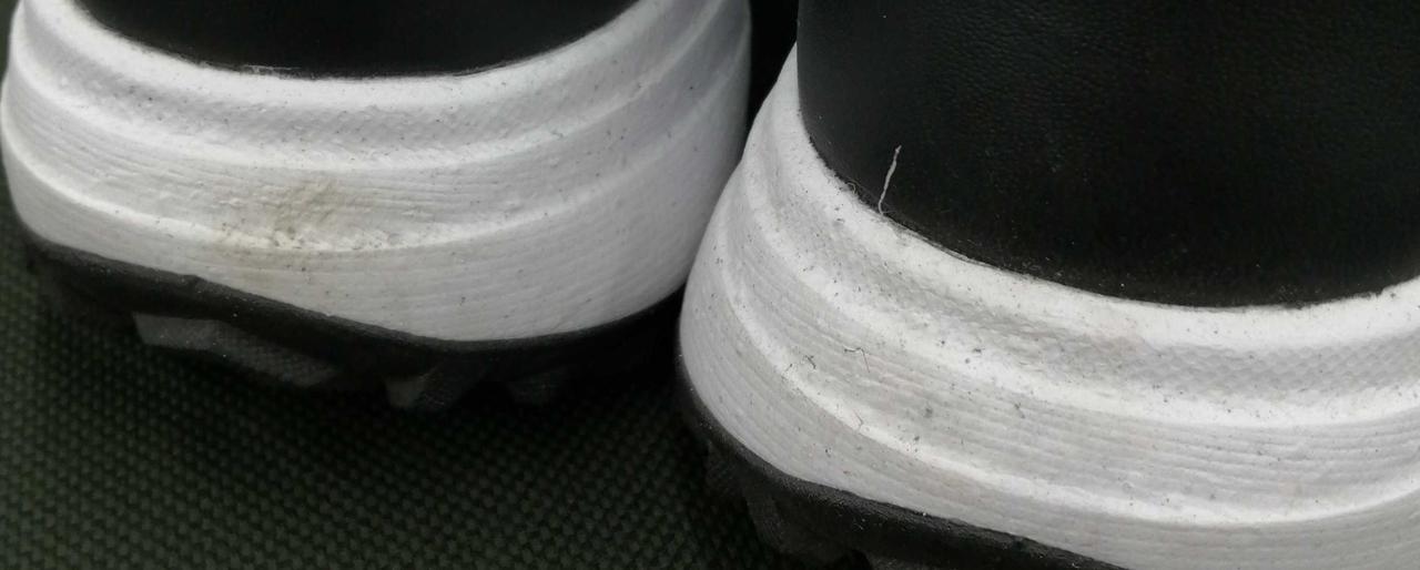 アウトソール踵部分汚れあり。