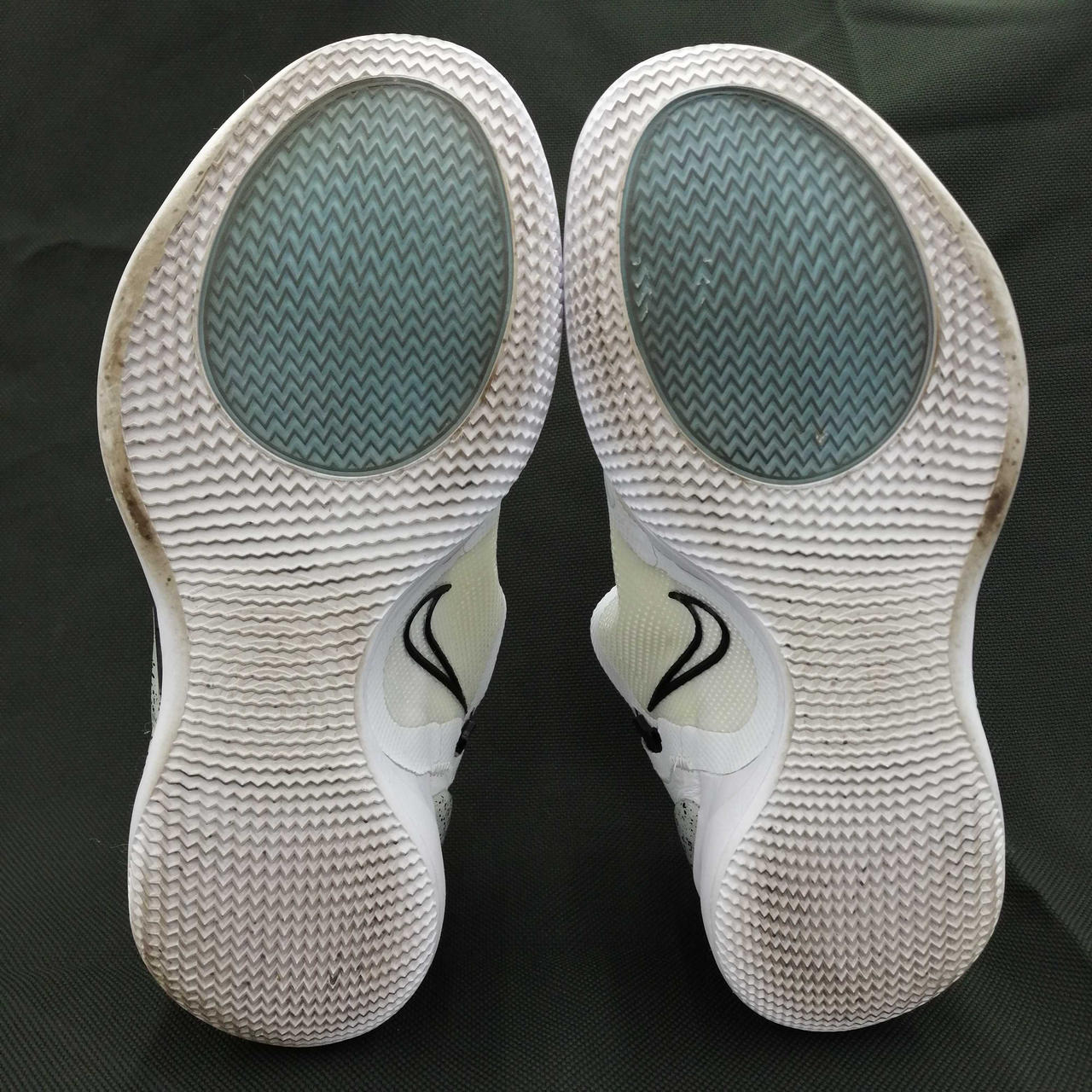 アウトソール底部分汚れあり。