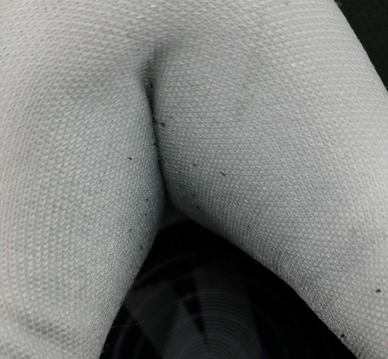 右足内側の踵部分に毛玉あり。