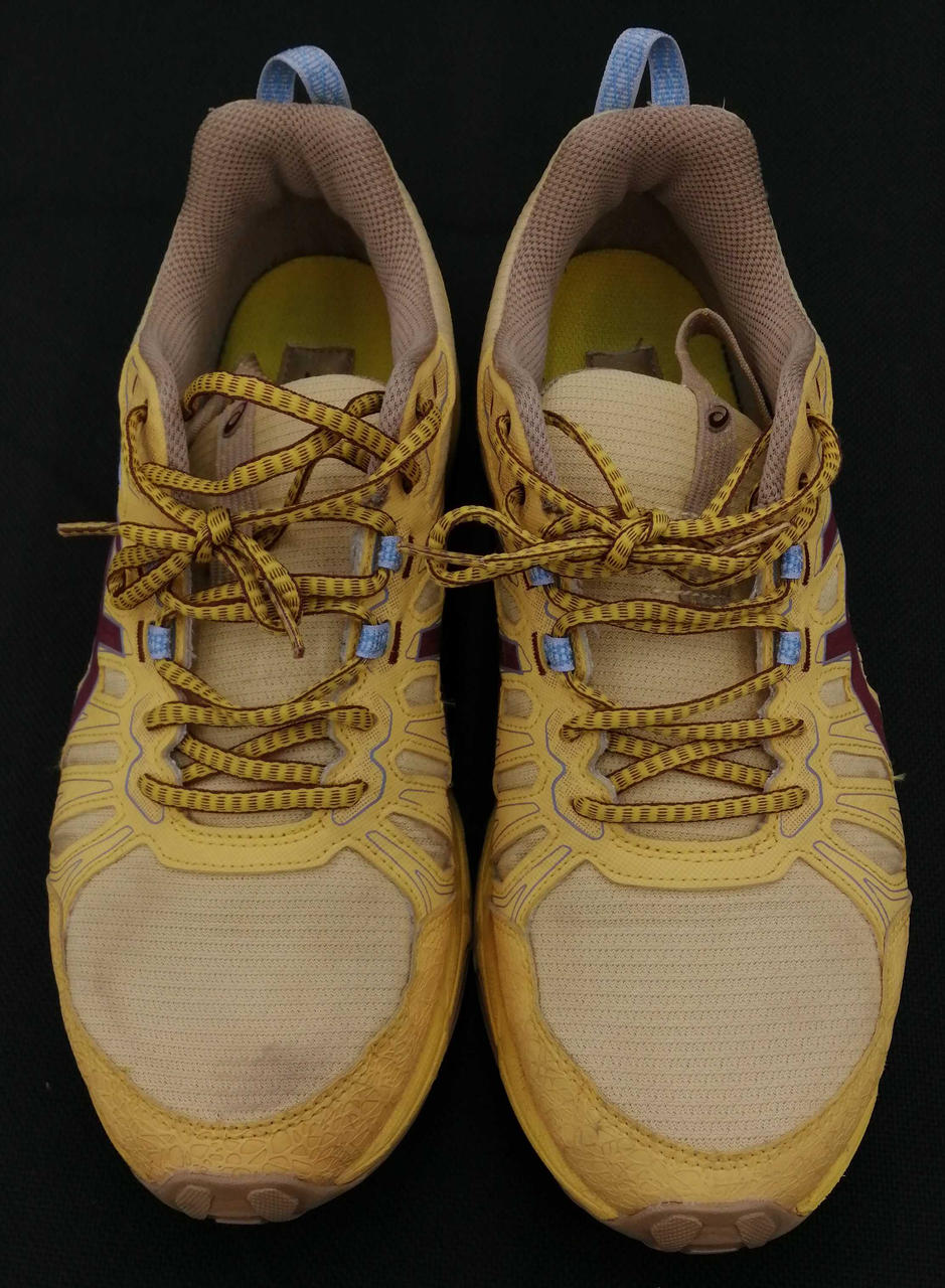 全体的に染み、汚れあり。