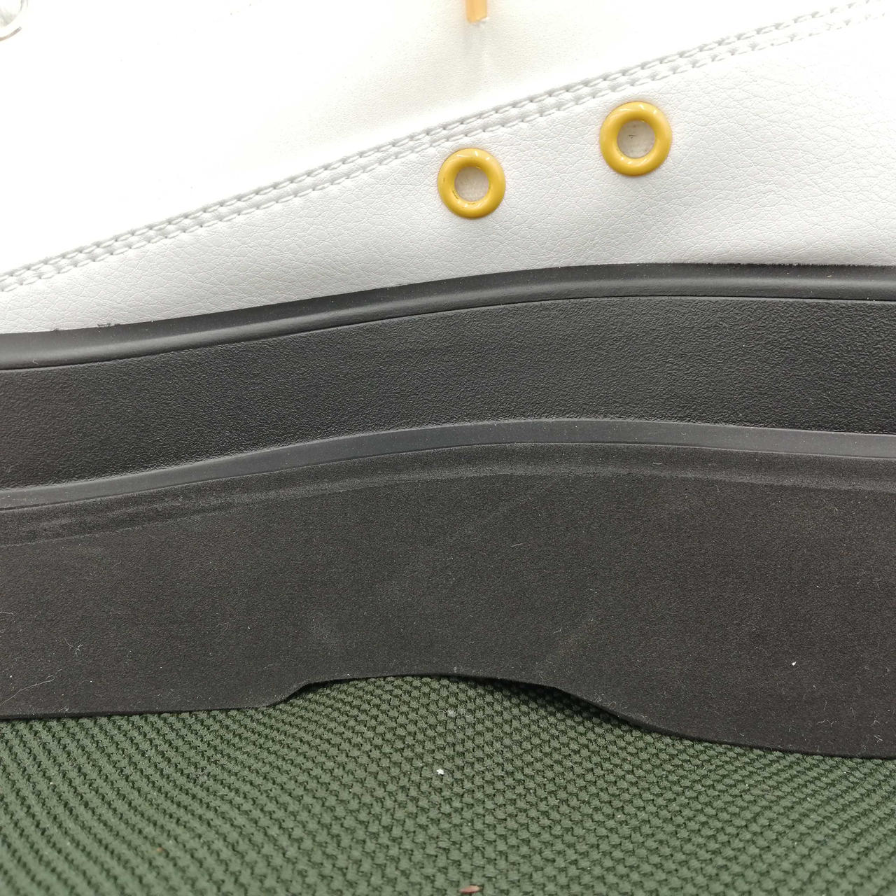 アウトソール全体的に汚れあり。