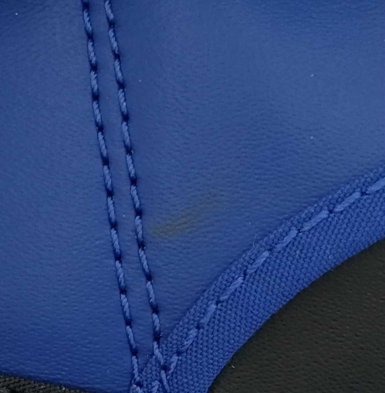 左足内側部分に汚れあり。