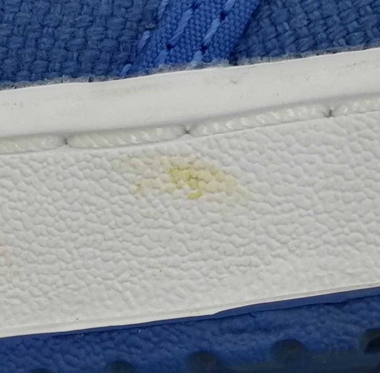 アウトソールに汚れあり。