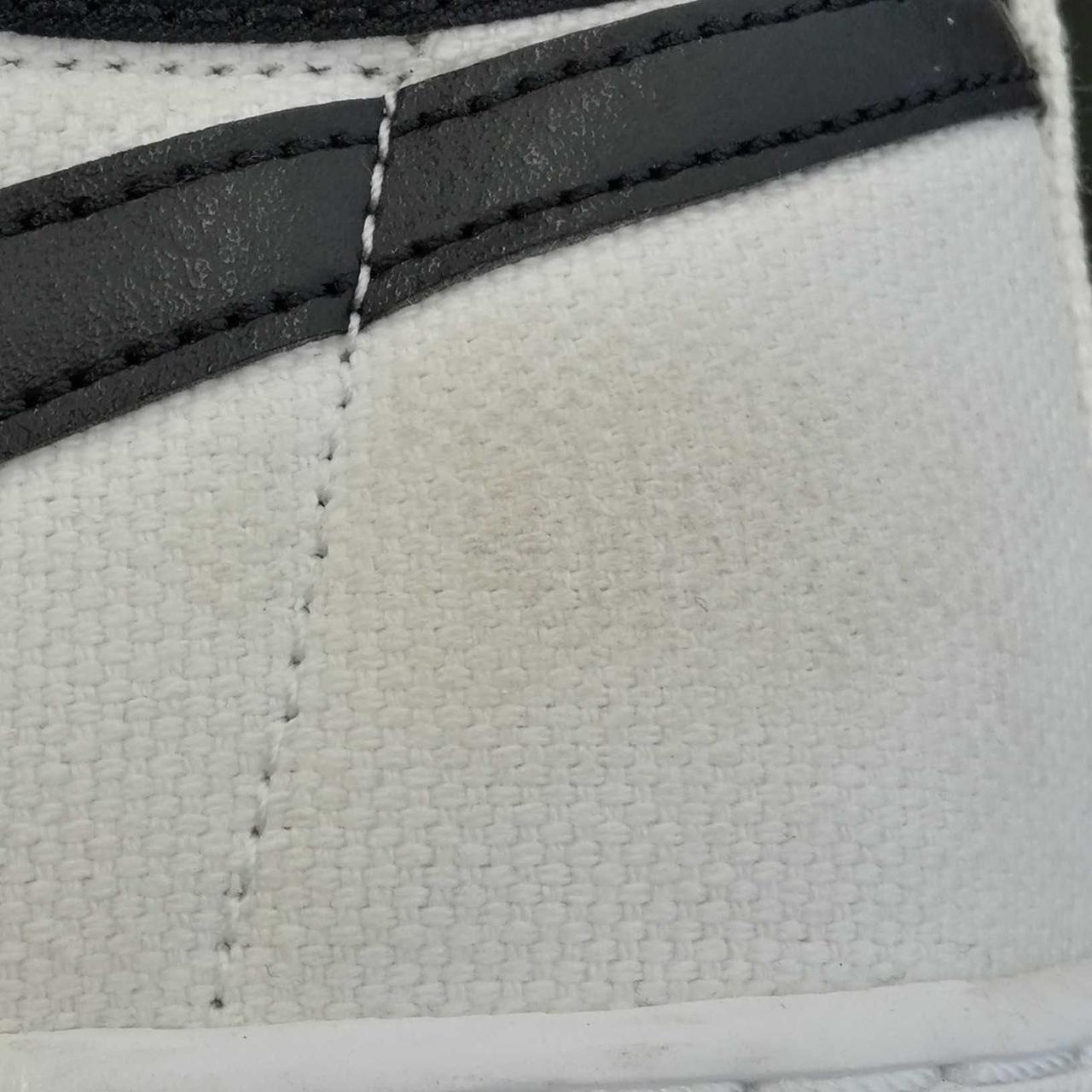 右足布部分汚れあり。