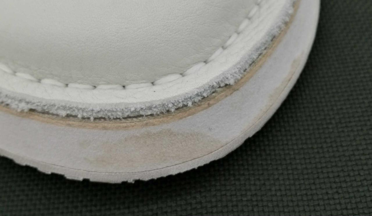 右足つま先部分に染みあり。