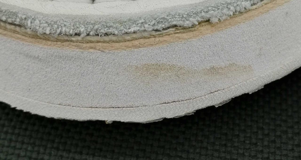 左足つま先部分に汚れあり。