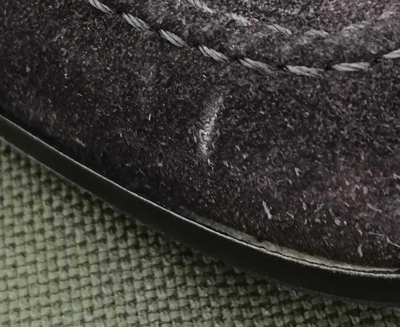 左足つま先部分に汚れあり。