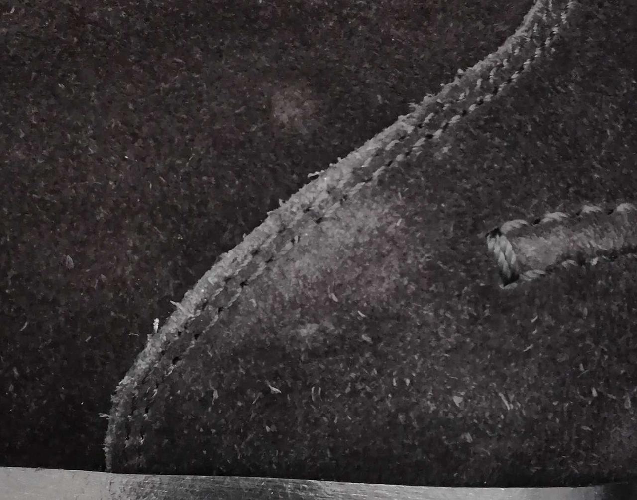 右足内側部分に擦れあり。