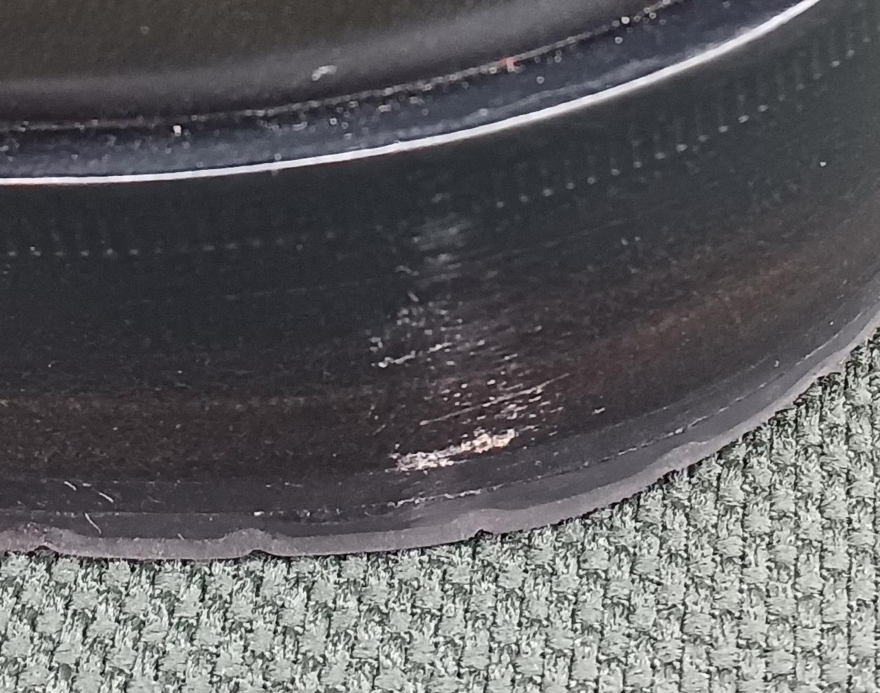 左足アウトソールに傷あり。