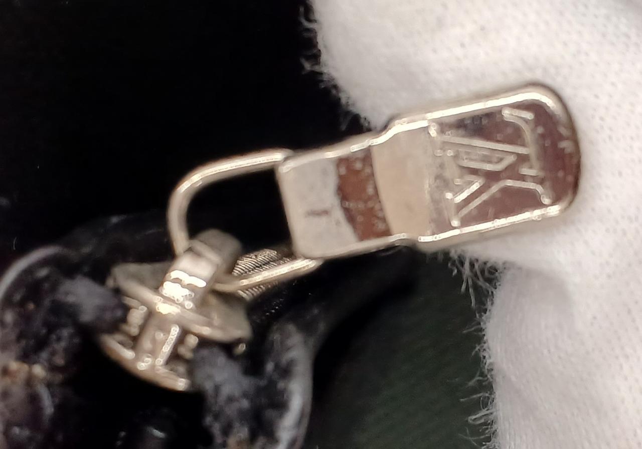 ファスナー裏表汚れあり。