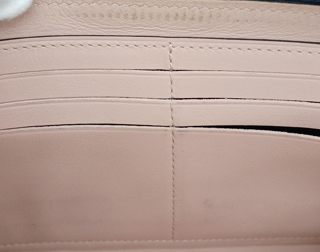 カードケース部分、全体的に汚れあり。