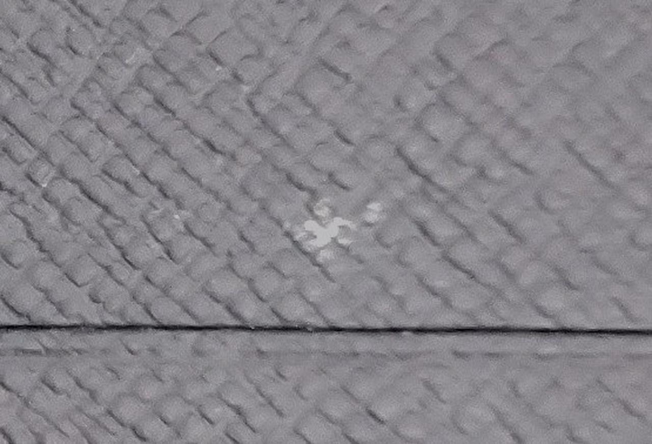 内側右上部、汚れあり。