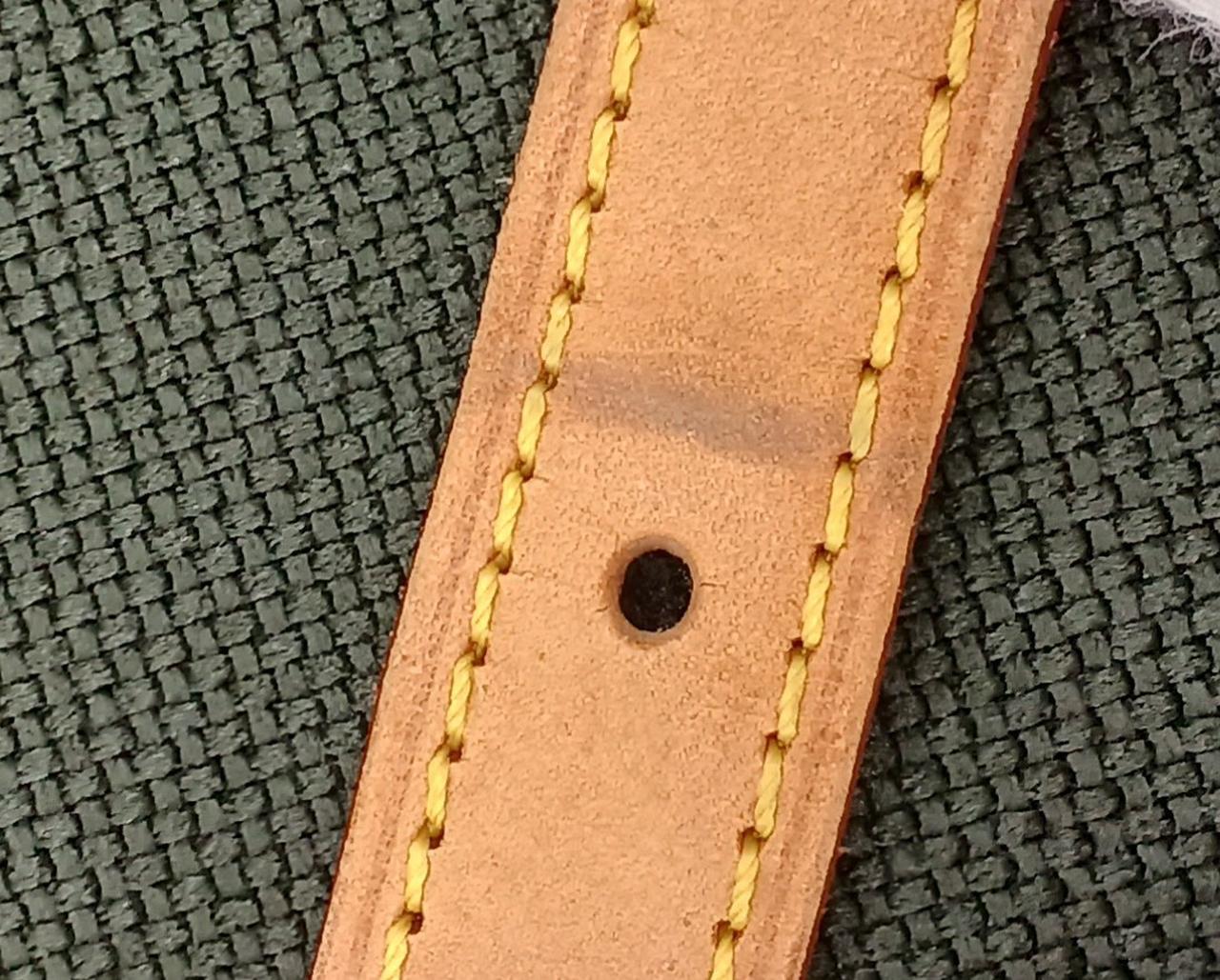 ショルダー汚れあり。