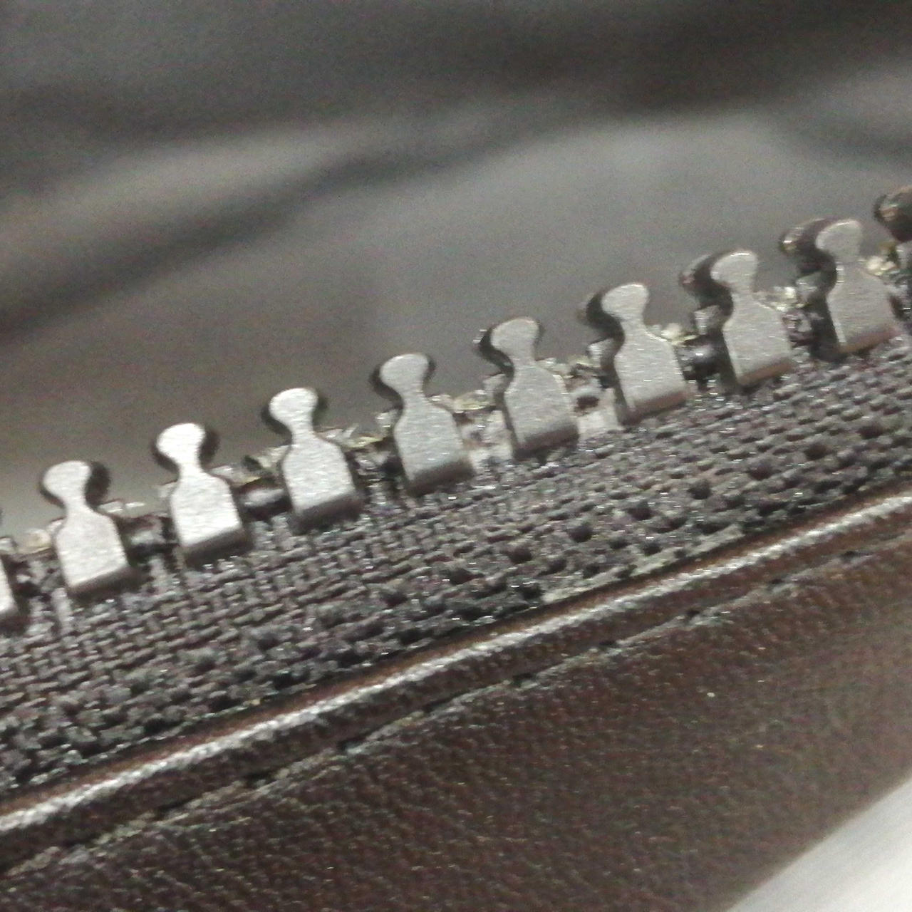 ファスナー間白くなっている箇所あります