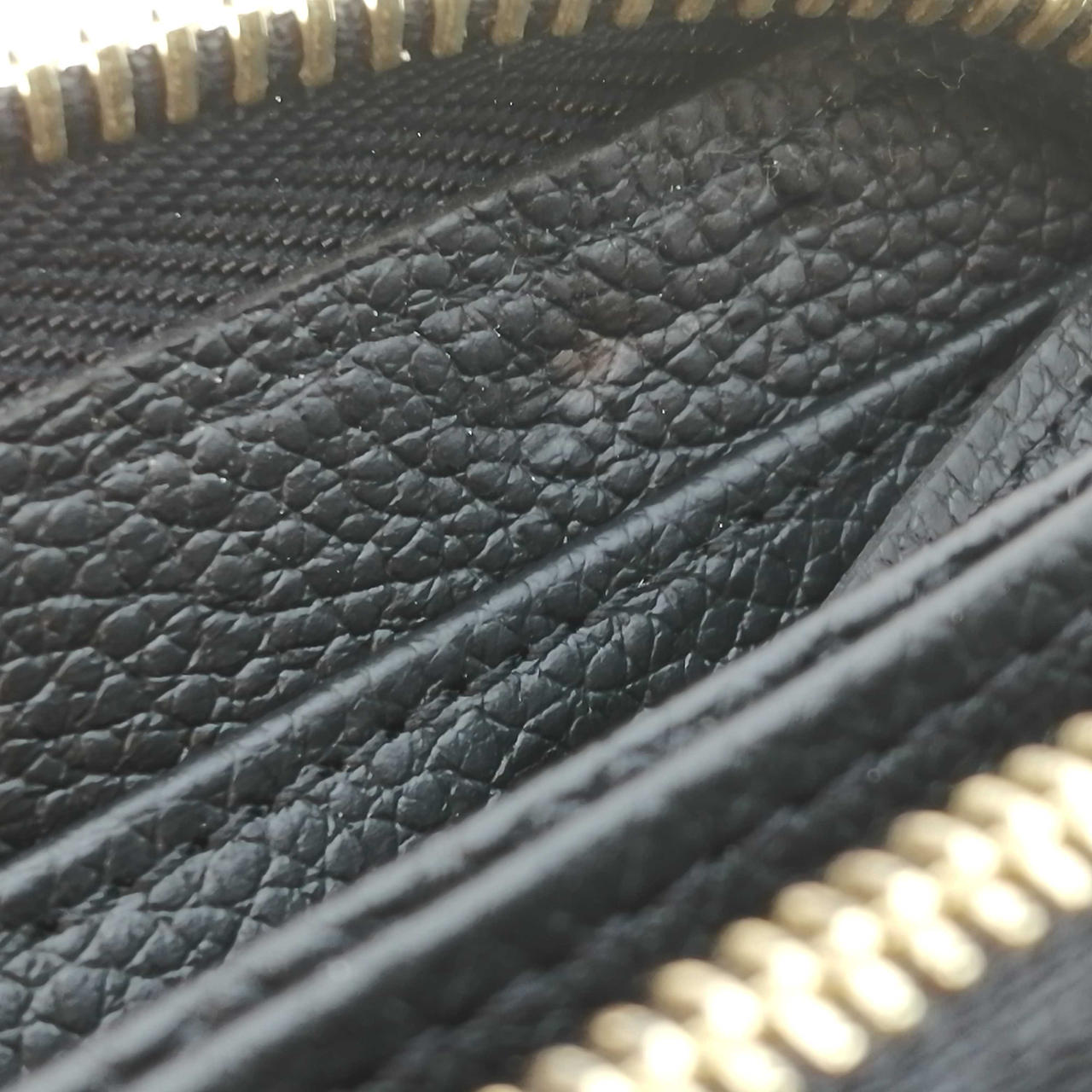 ファスナー取っ手跡付いています