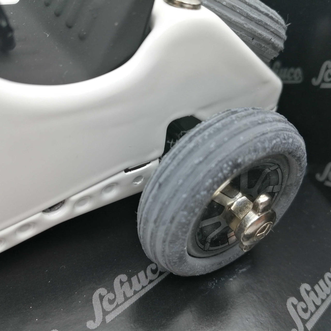 全てのタイヤ劣化変色あり