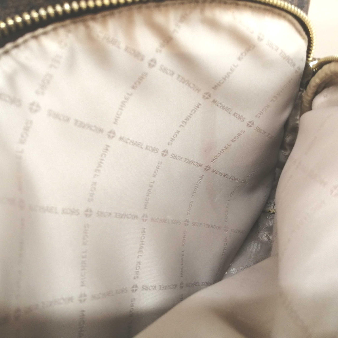 外側ファスナーポケット内シミあります