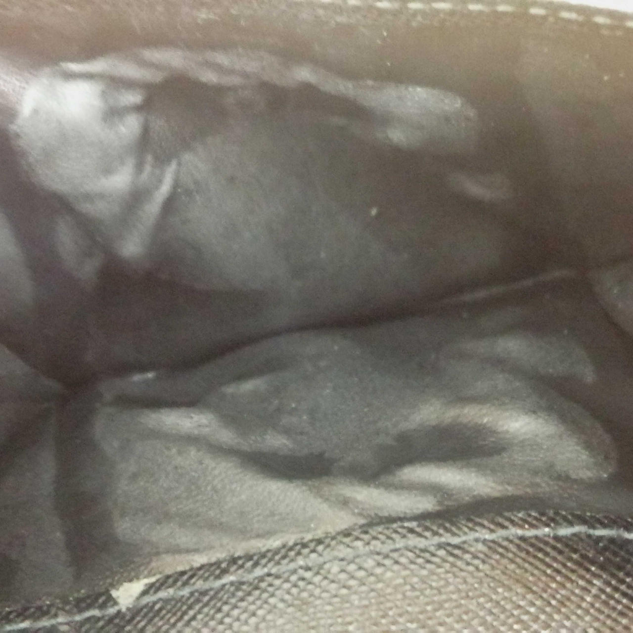 小銭入れ内、ベタ付き、浮き、ハガレあり。