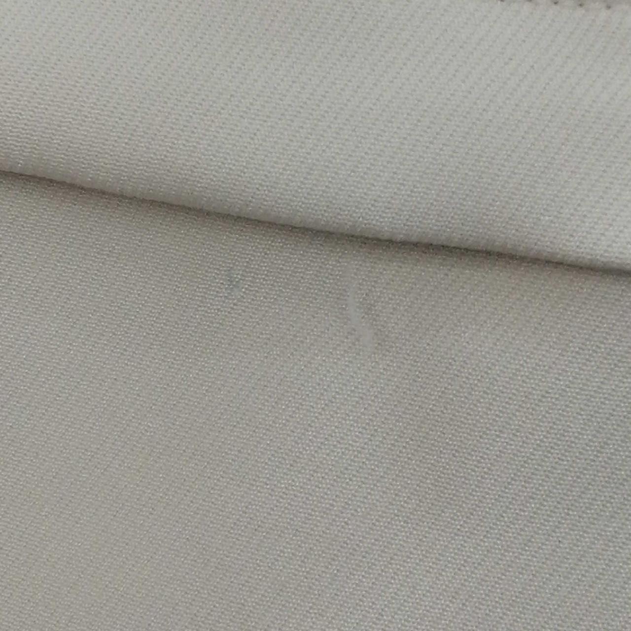 前側にホツレと小さい汚れあります。