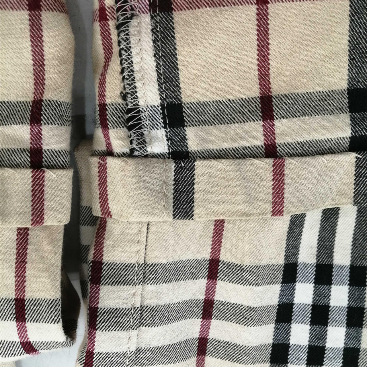 裾の内側、全体的に汚れてます。