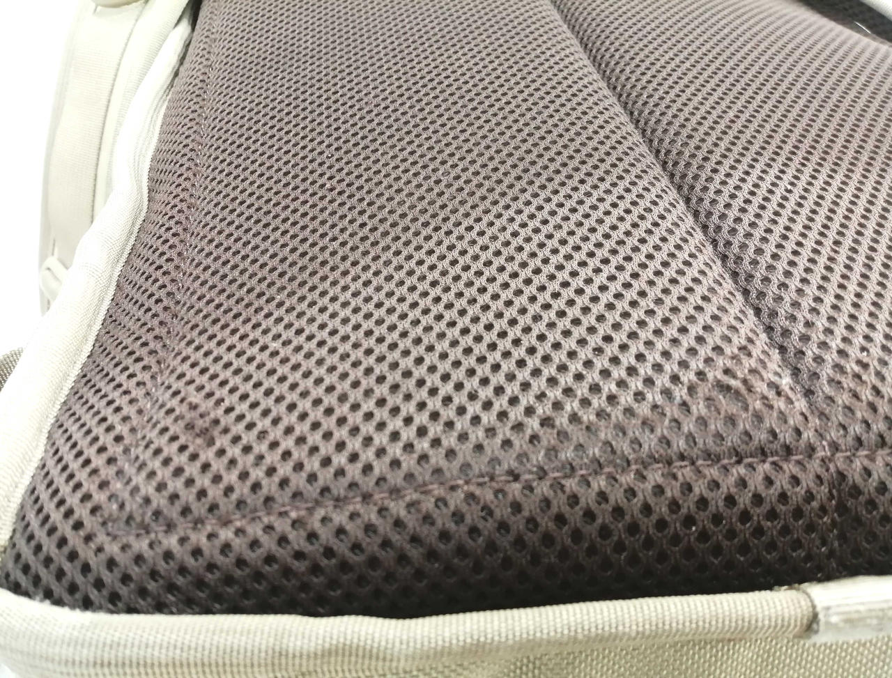糸出てる箇所あります。