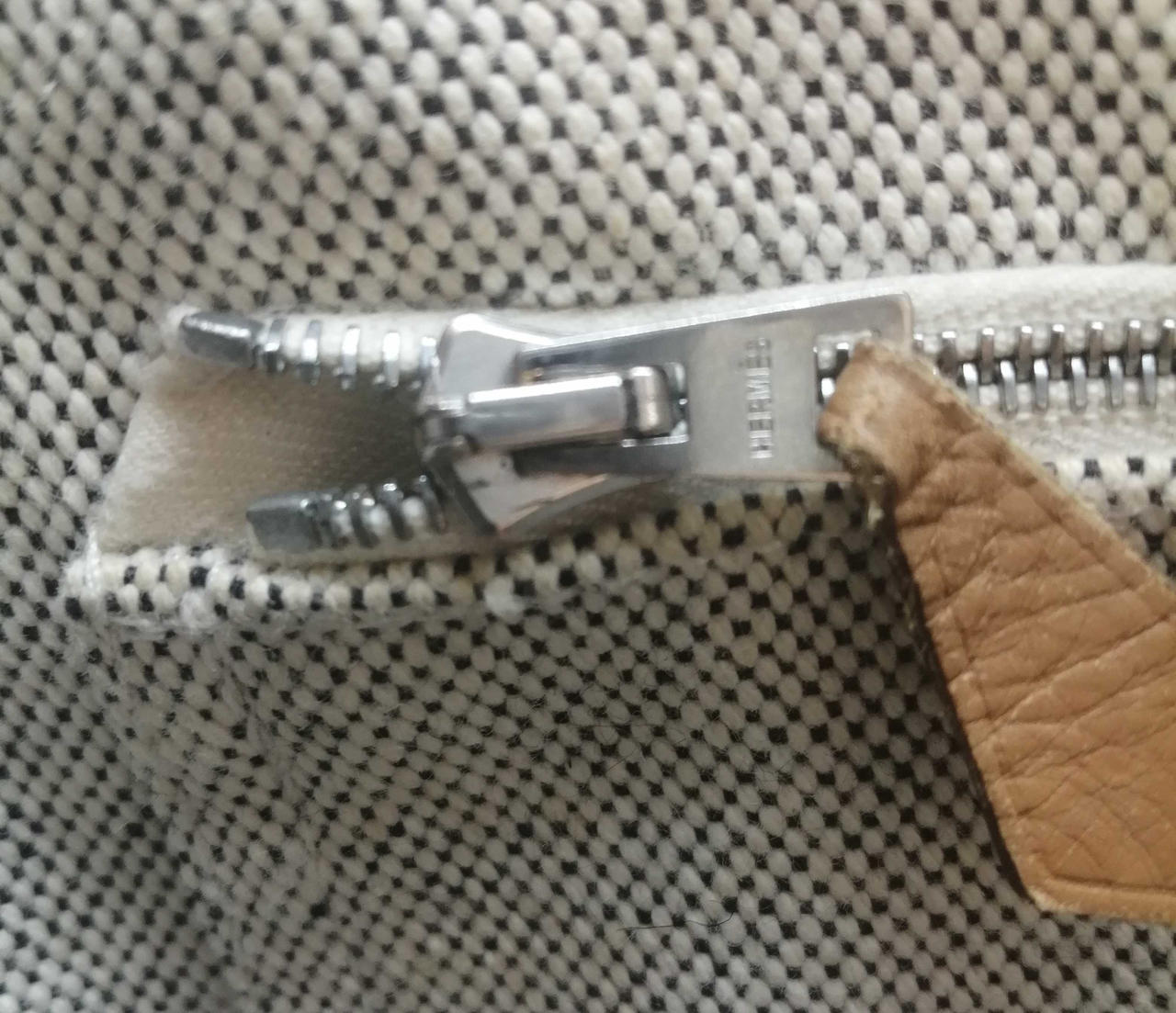 HERMES　バッグ内ファスナー刻印