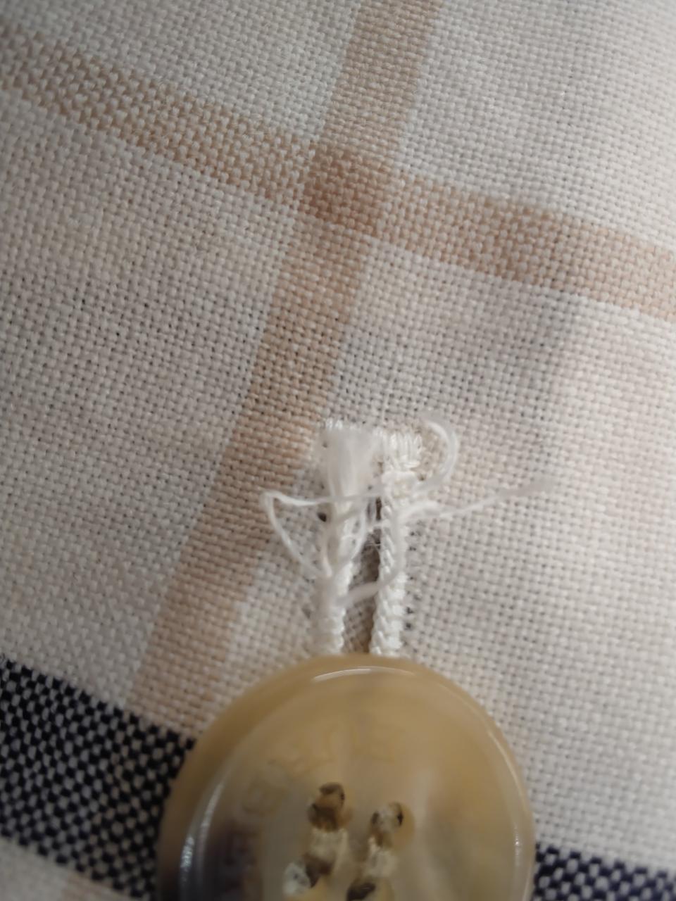 ボタンホールホツレあり