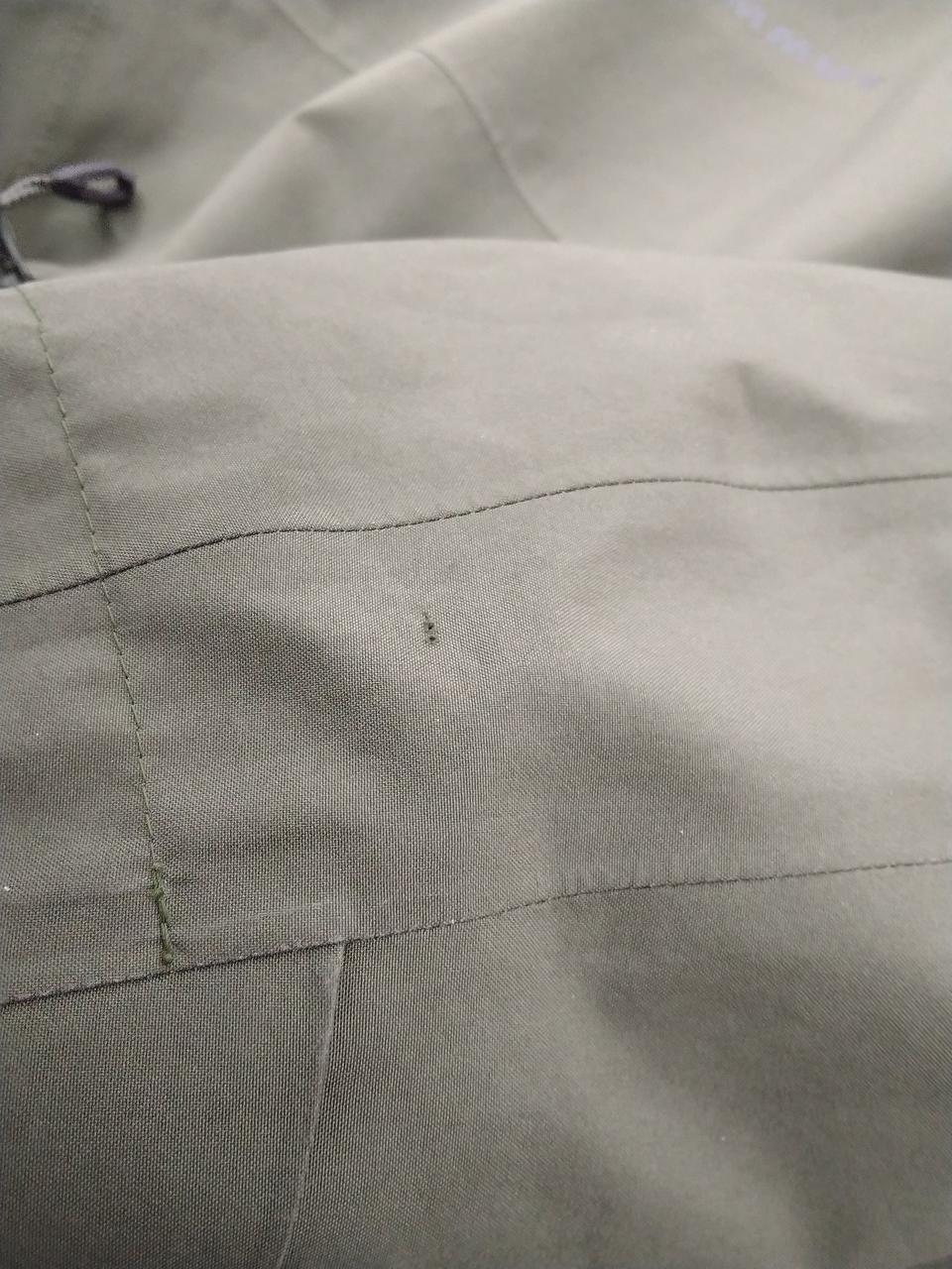 小さな穴があります