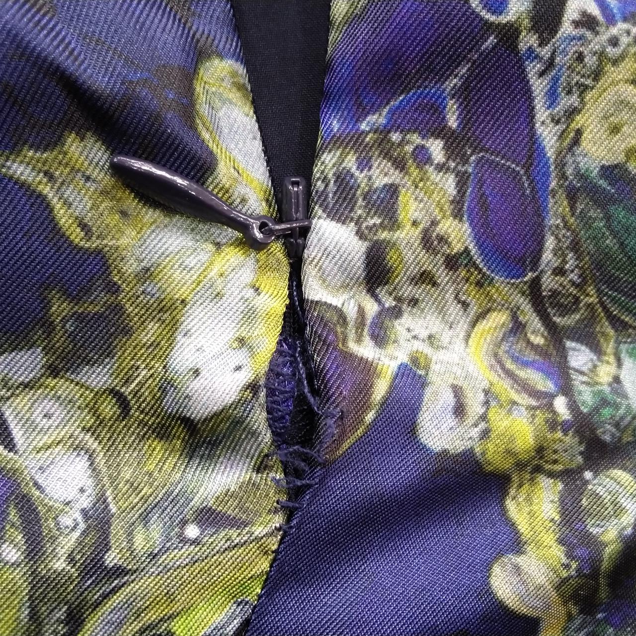 ファスナー終わり部分破れあり