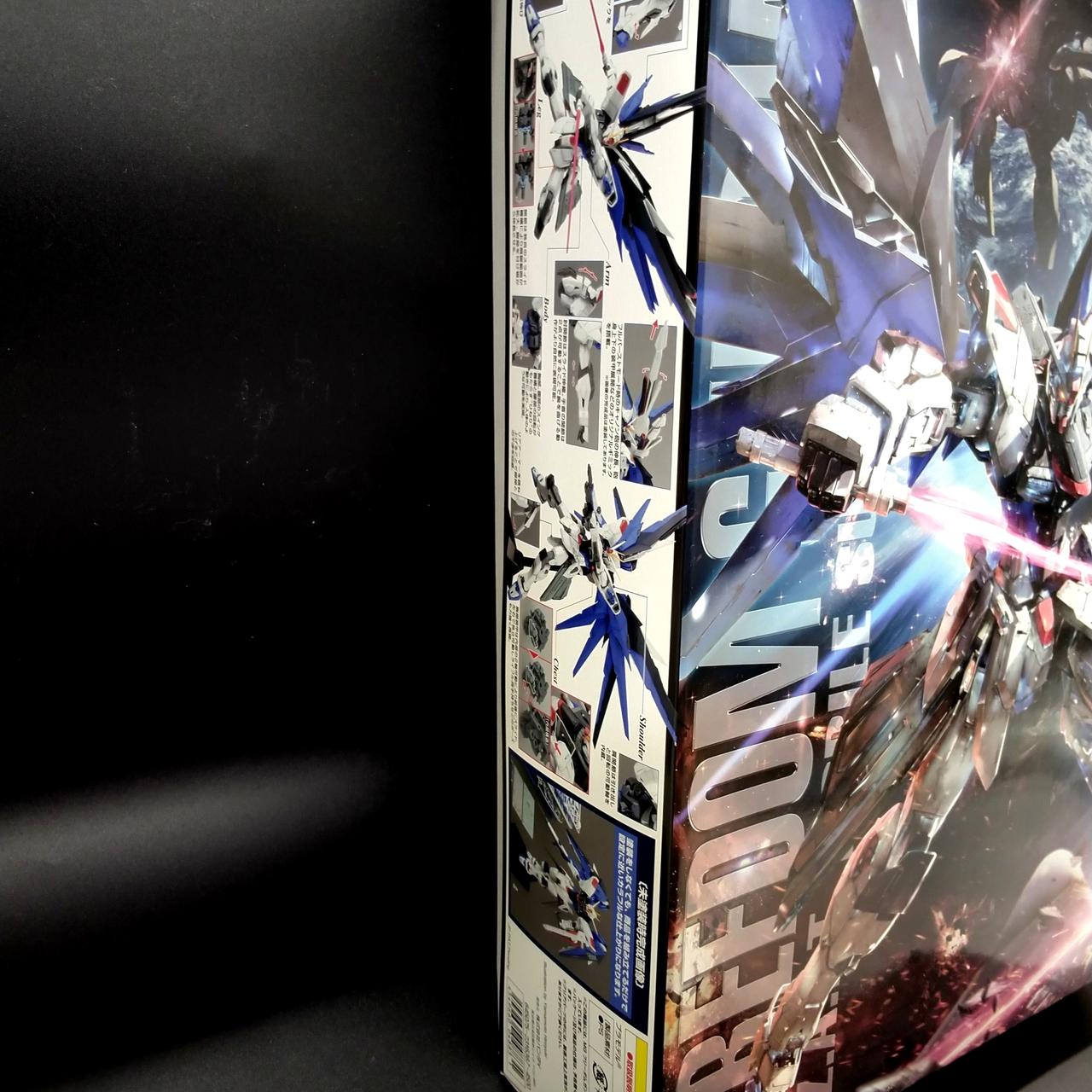 側面は表面のへこみで少し歪んでいます。