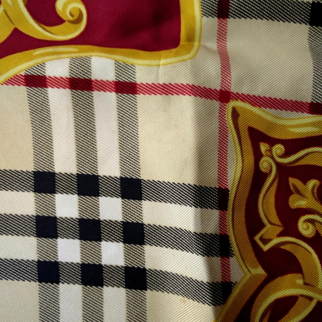 細かいシミが点々とあります