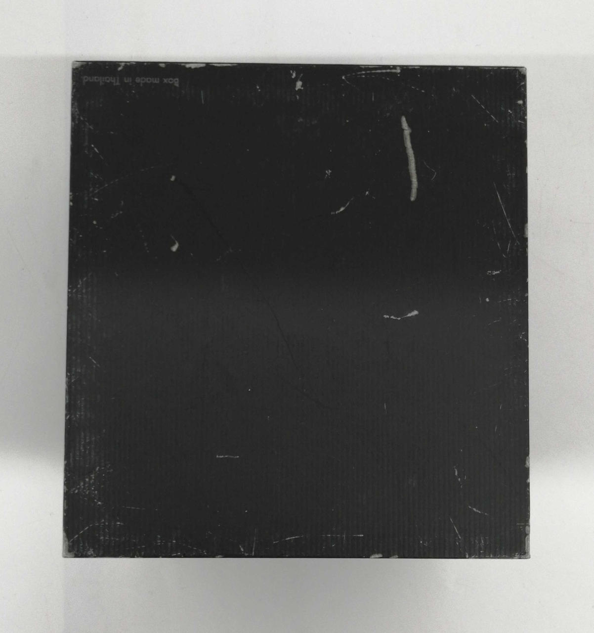 箱底面ギスあり。