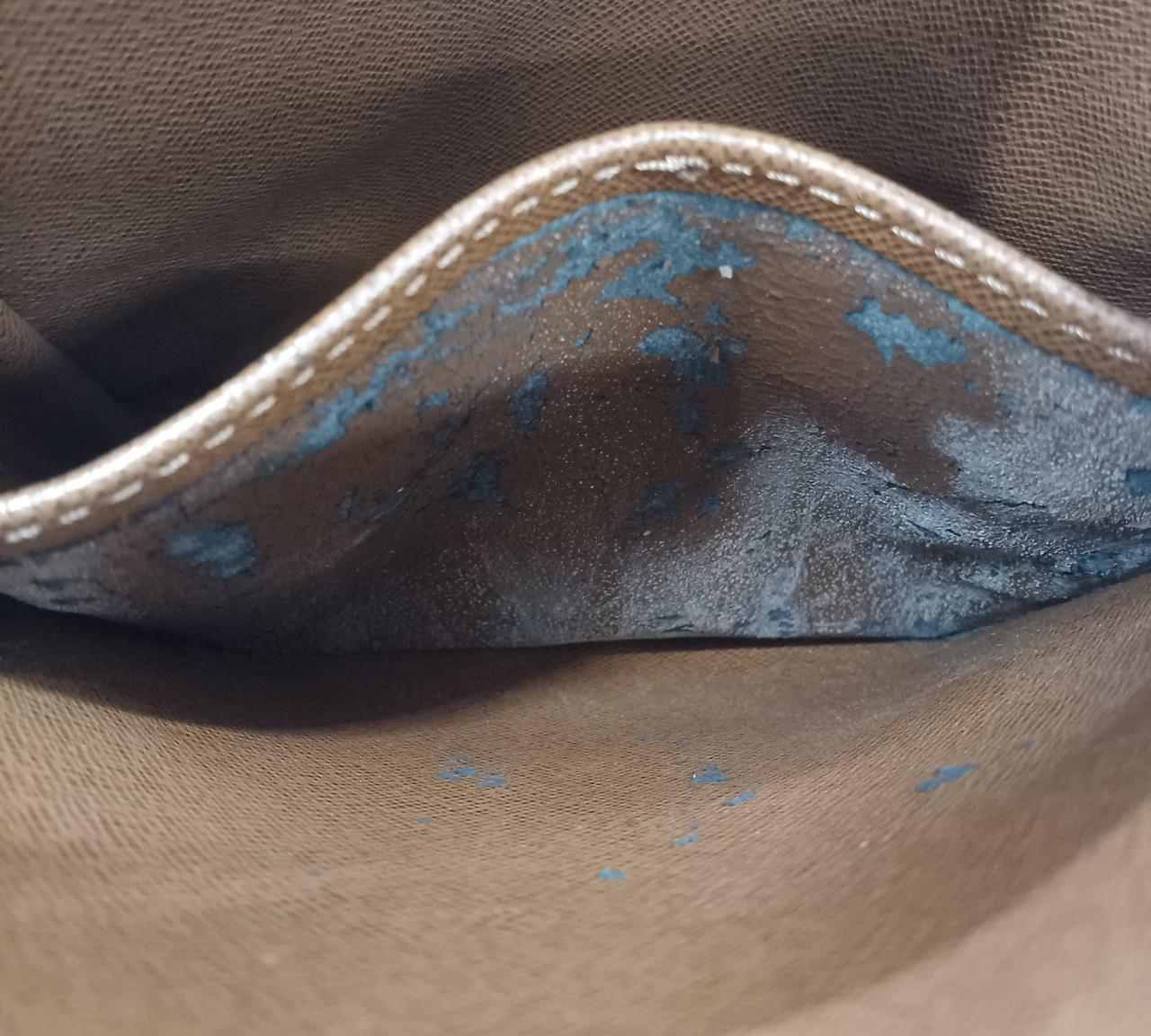 内側ポケット内ハガレあり