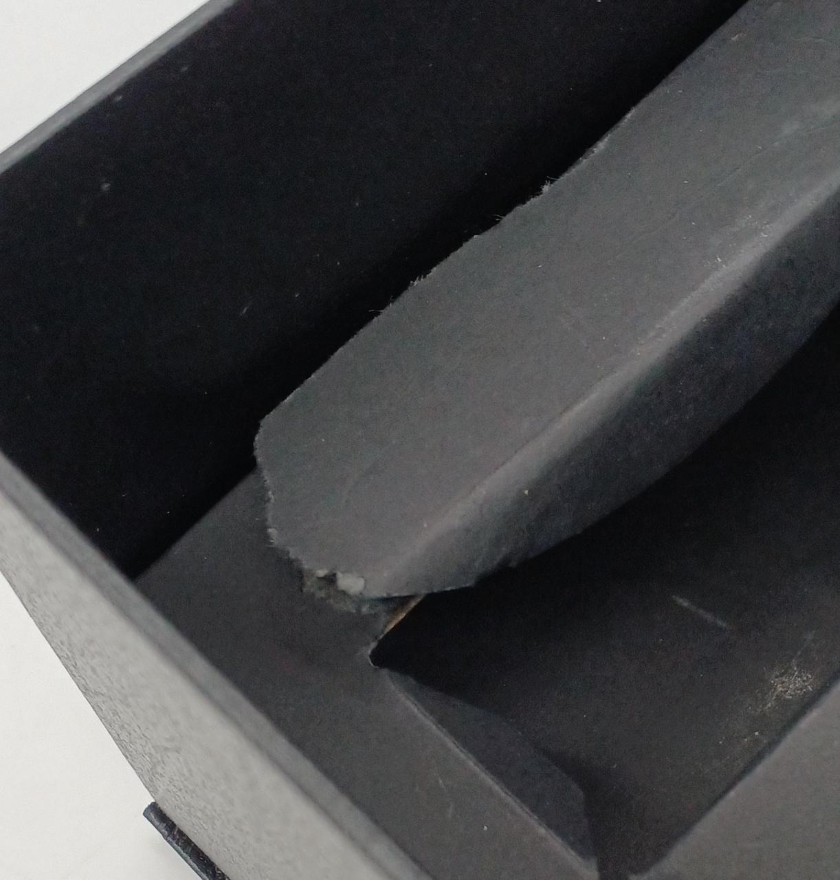 箱内側破れあり