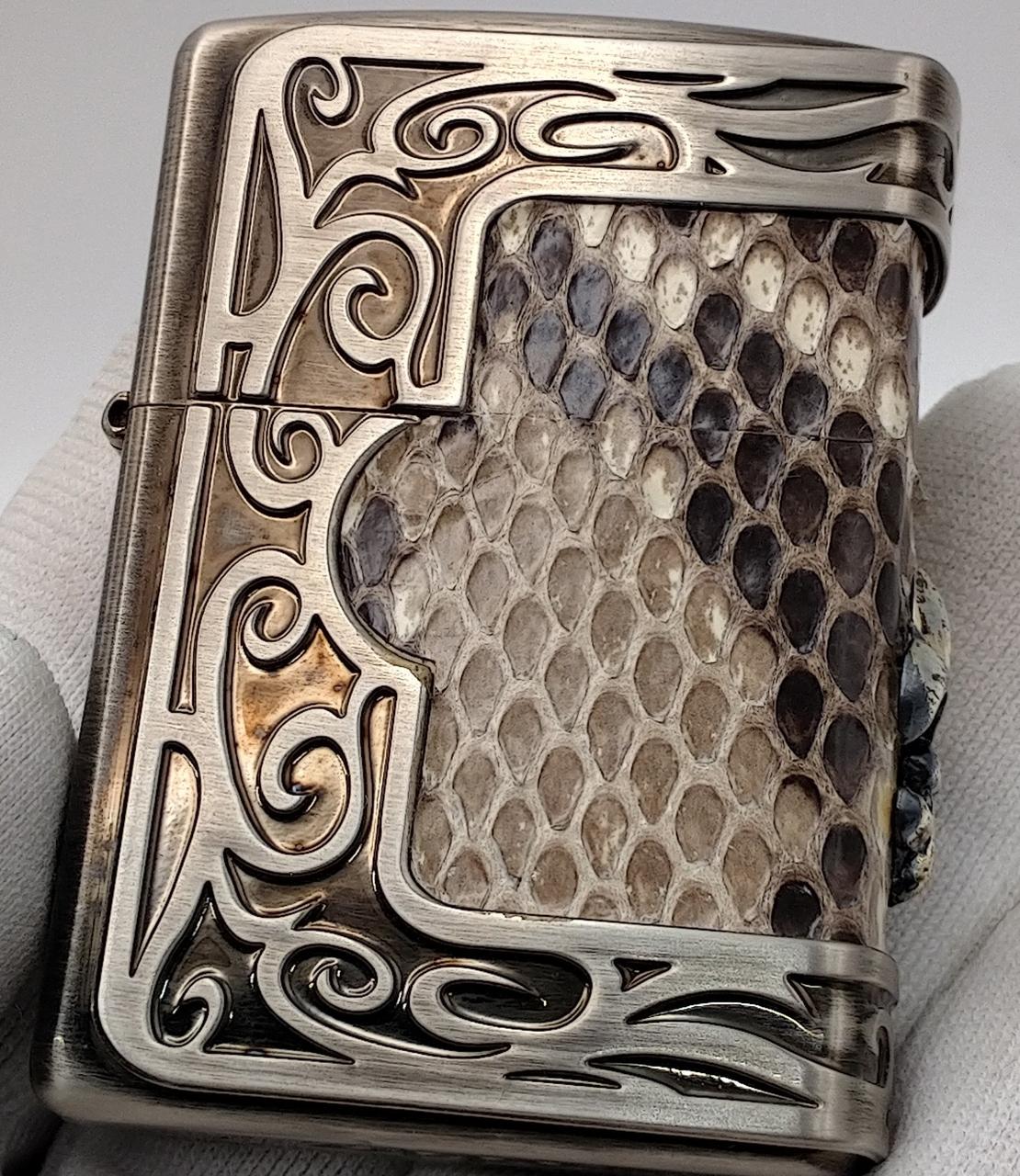 スチール模様の枠の間に多少の汚れあり