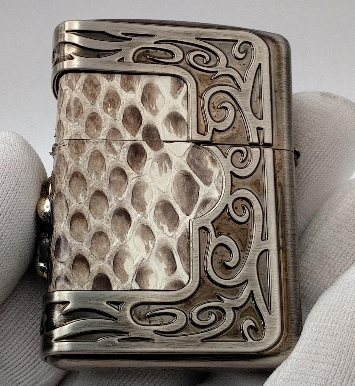 スチール模様の枠の間に多少の汚れあり