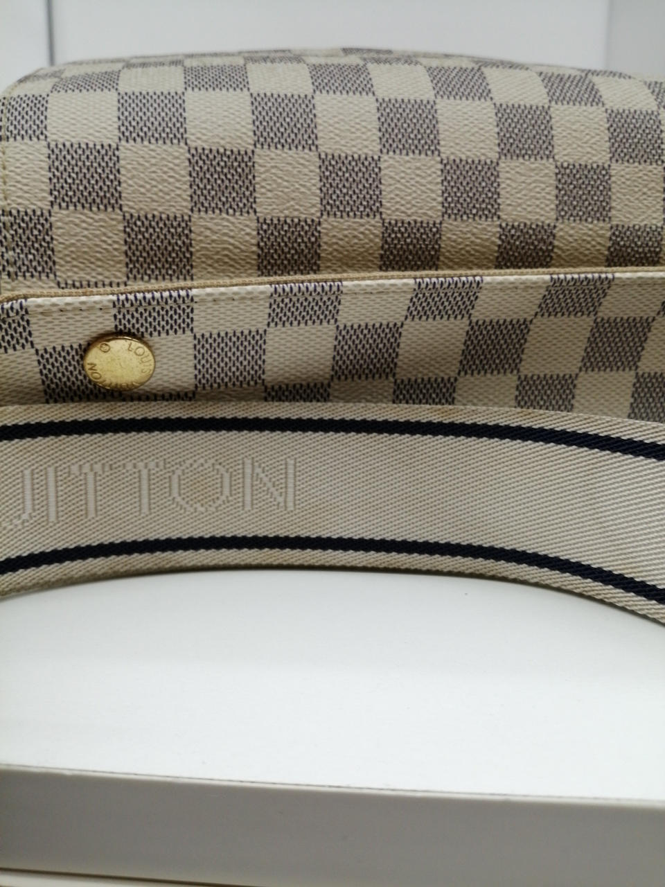 ショルダーにシミあり