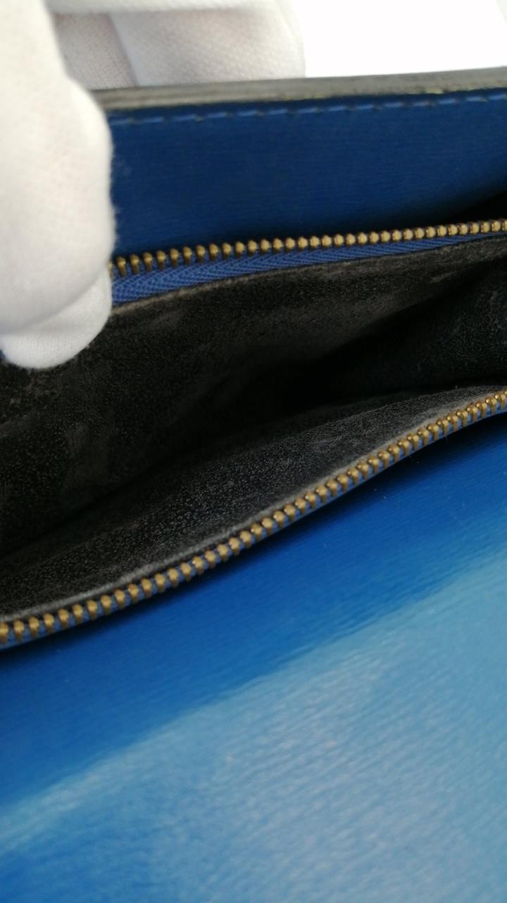 内ポケット全体的に剥がれてます