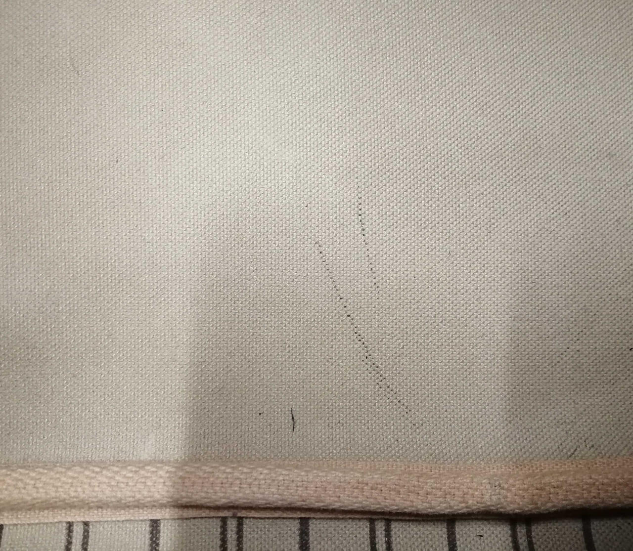 底面ペン跡