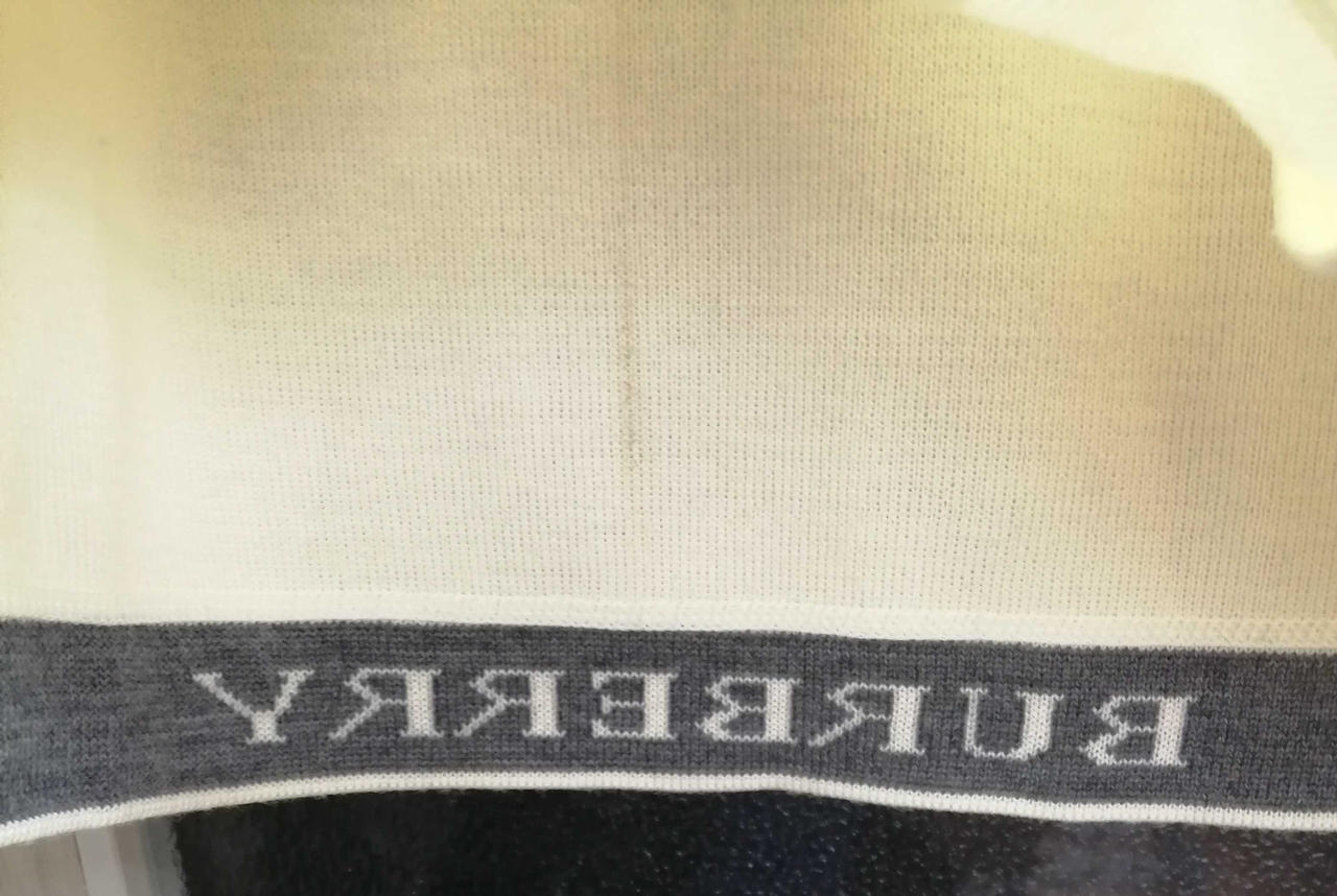 真ん中、線状汚れてます。