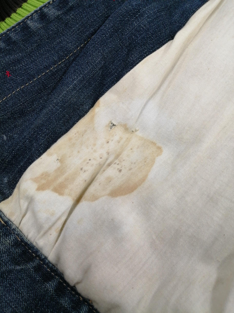 ポケット裏に大きなシミあり